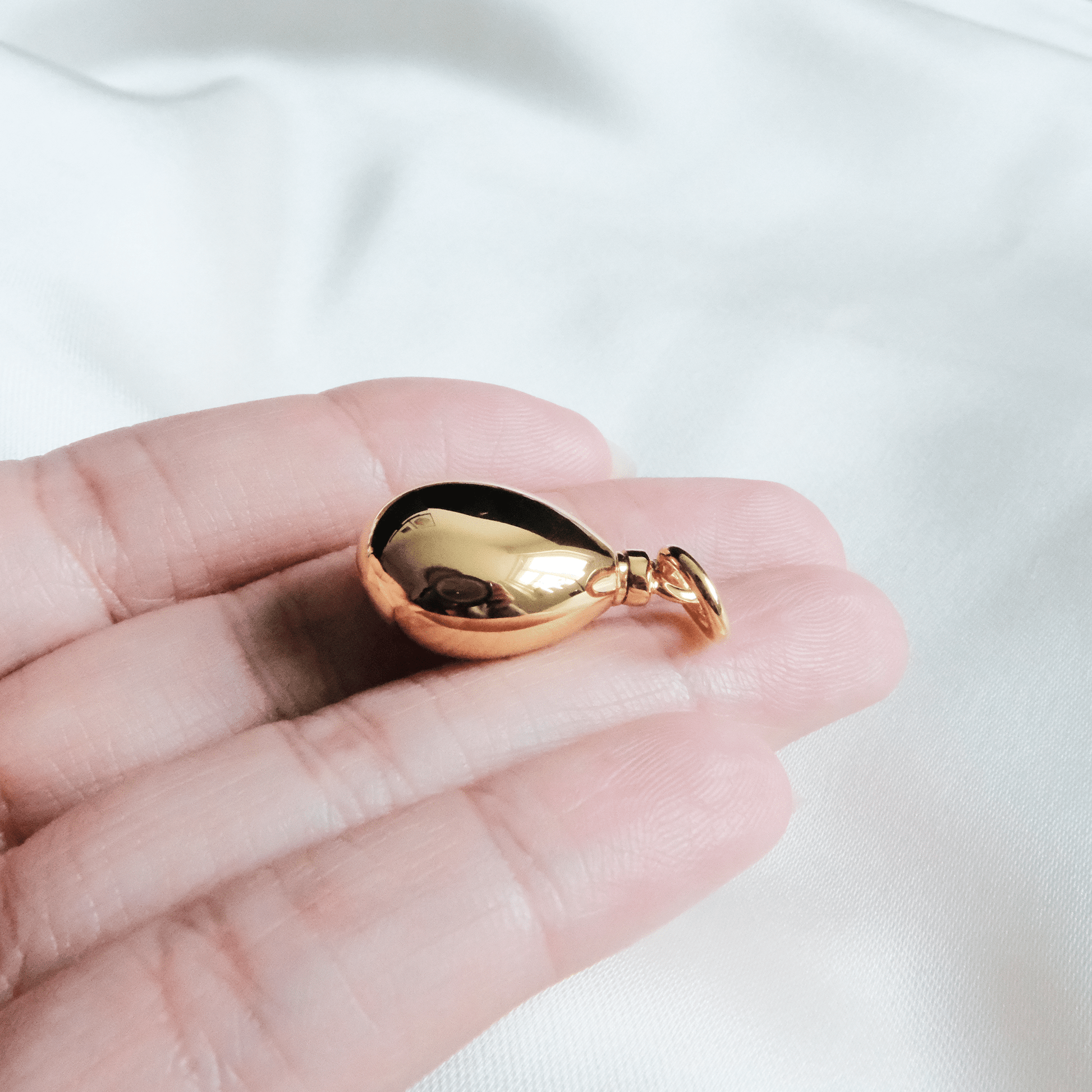 Teardrop Ashes Necklace in 18K Gold Plating – Keepsake Pendant - Ashes Jewellery AE